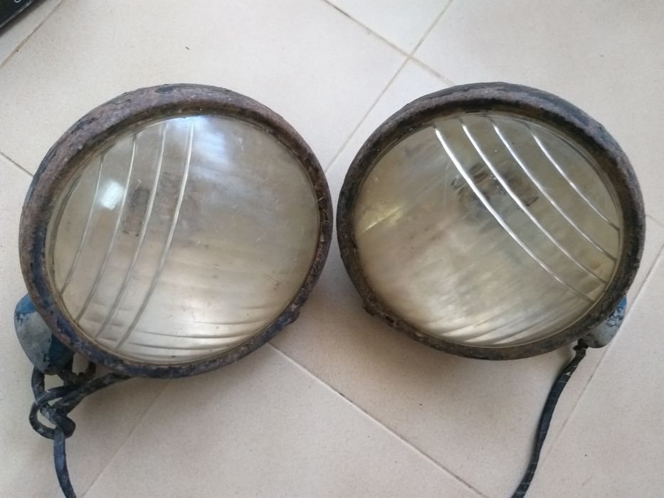 Dois Faróis Antigos de Camioneta Bedford