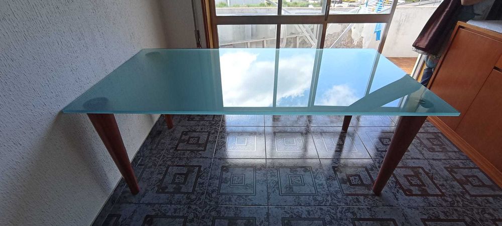 Mesa de sala elegante com design moderno