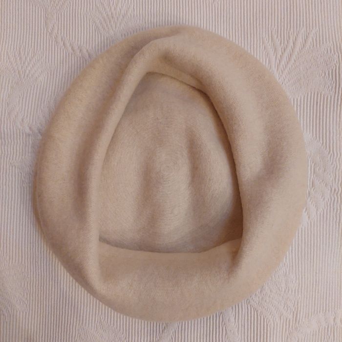 Берети вовняні, молочного і червоного кольору