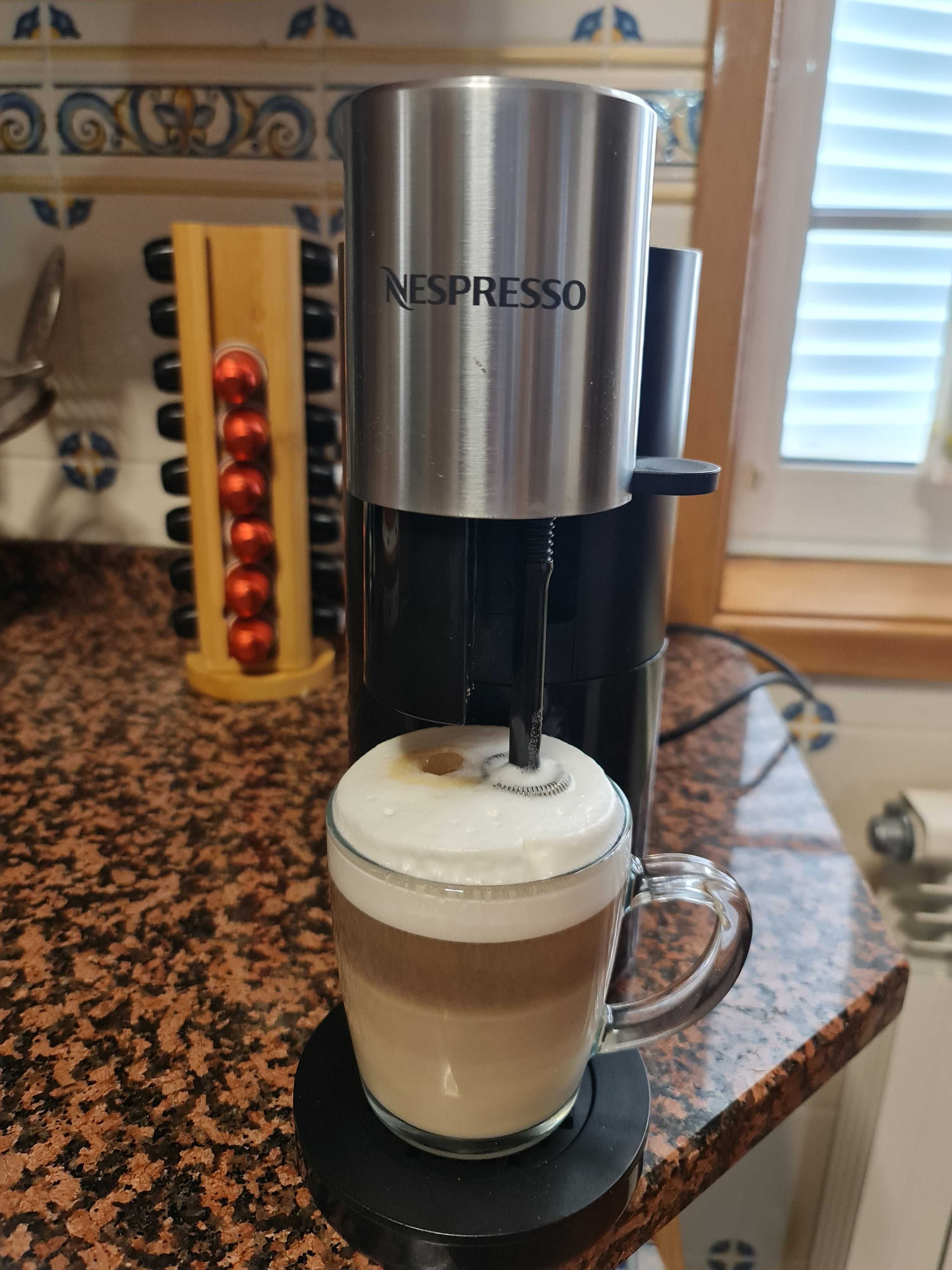 Maquina de café  Athelier Nespresso para cápsulas muito nova!