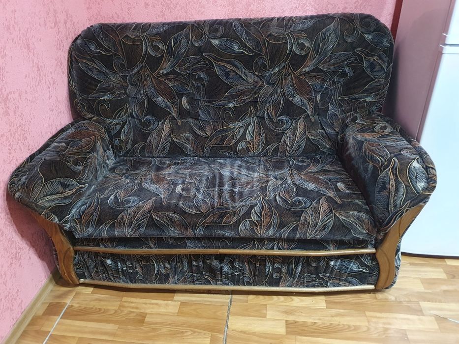 Диван розкладний з вставками з дуба та 2 кресла з ручками з дерева