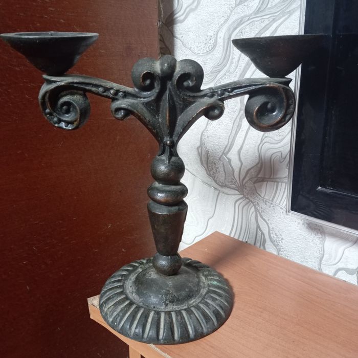 Попільнички,статуетки, підсвічники -бронзові.