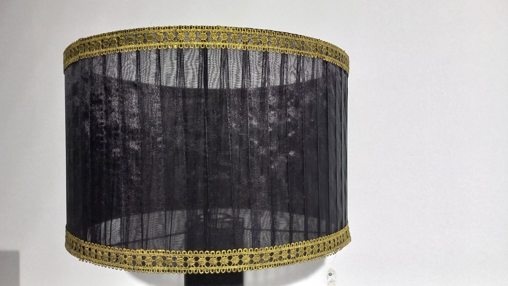 Abajour em tule com galão em dourado