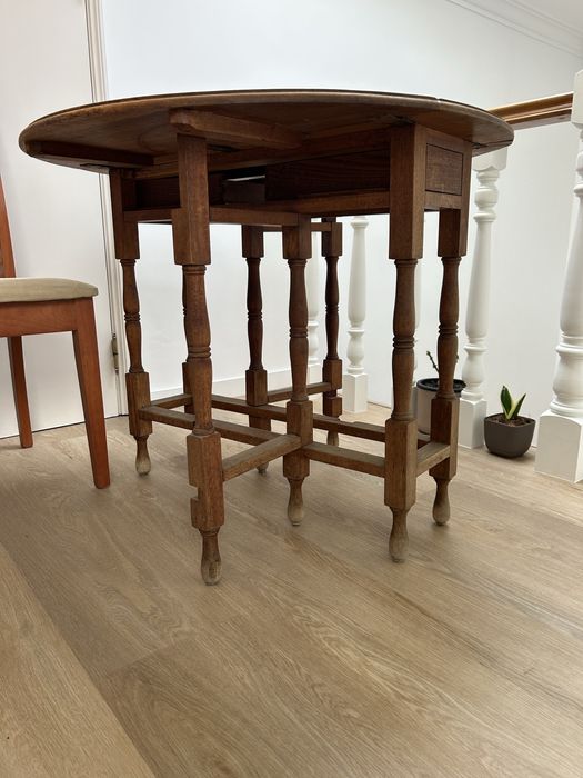 Conjunto de 4 cadeiras em madeira maciça e ofereço a mesa