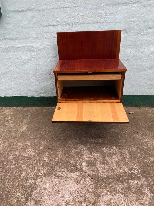 Продам тумбочку в стиле ретро (полированое дерево)