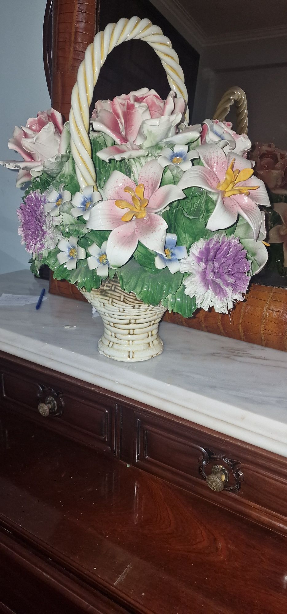 Arranjo de flores em loiça
