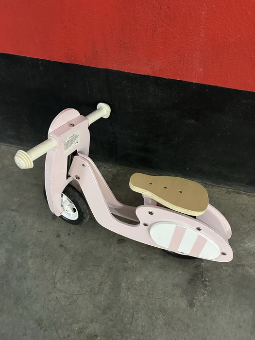 Bicicleta de madeira crianca
