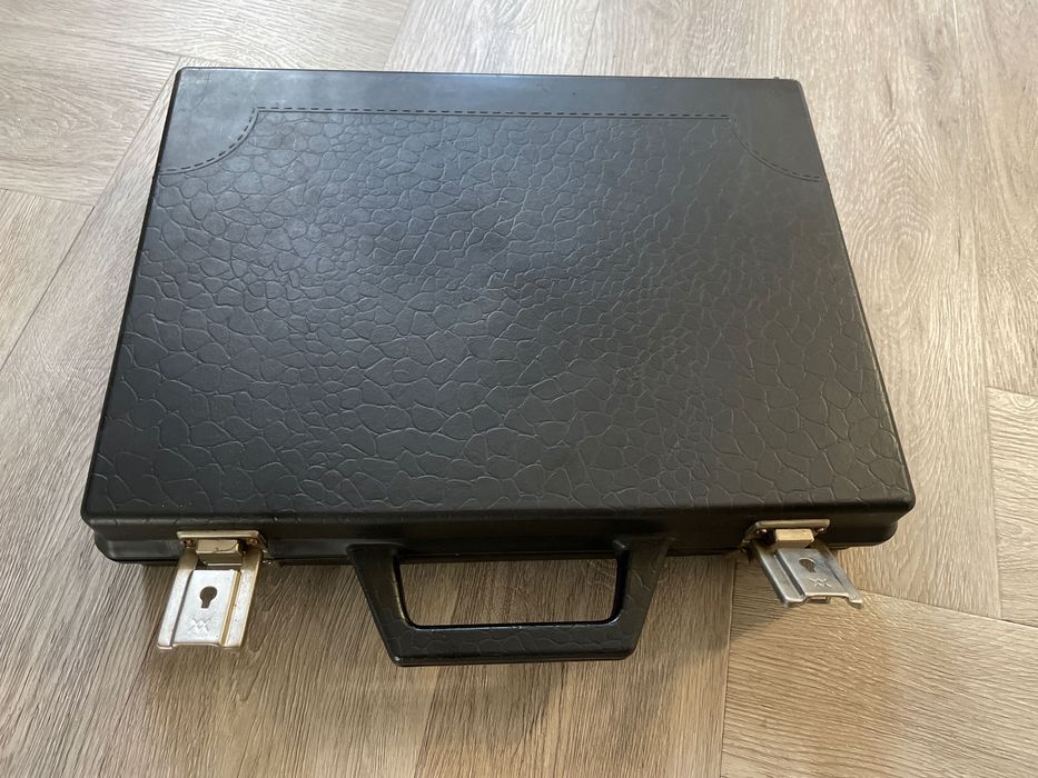 Stary czarny neseser