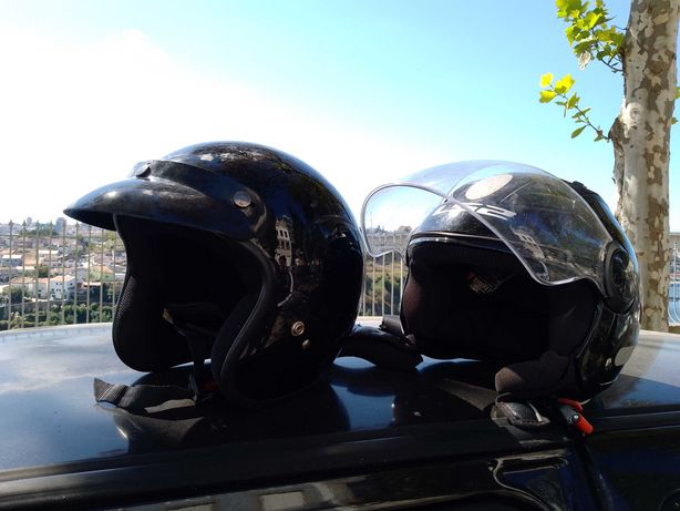 2 capacetes para motociclistas