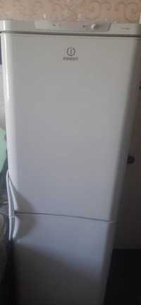 Холодильник, двукамерный , Indesit, под ремонт!!