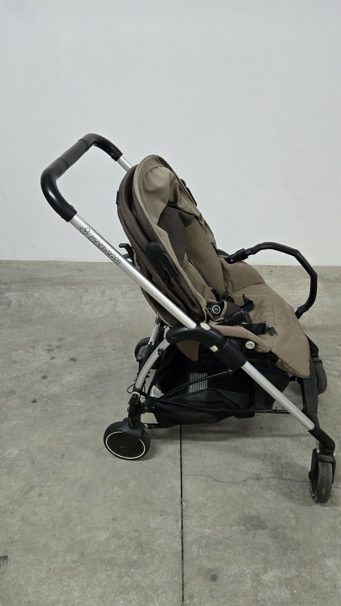 Carrinho de bebé com alcofa