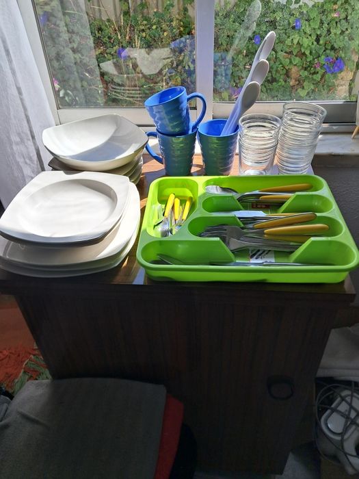 Vários itens de cozinha. (Pratos. Talheres. Copos. Canecas.....