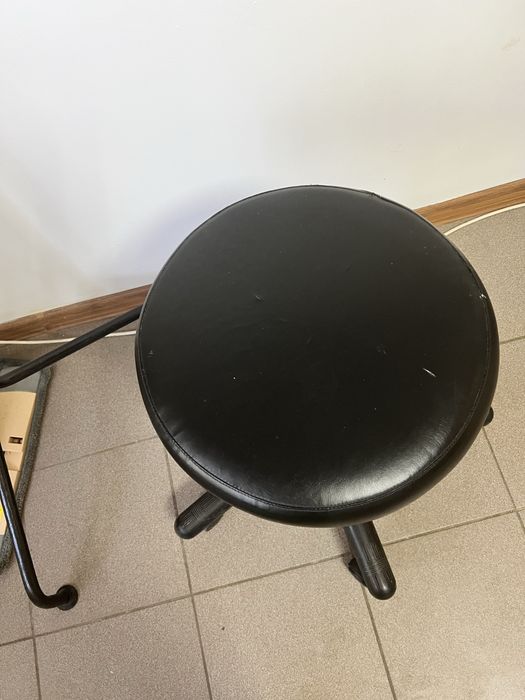 Стілець круглий на колесах