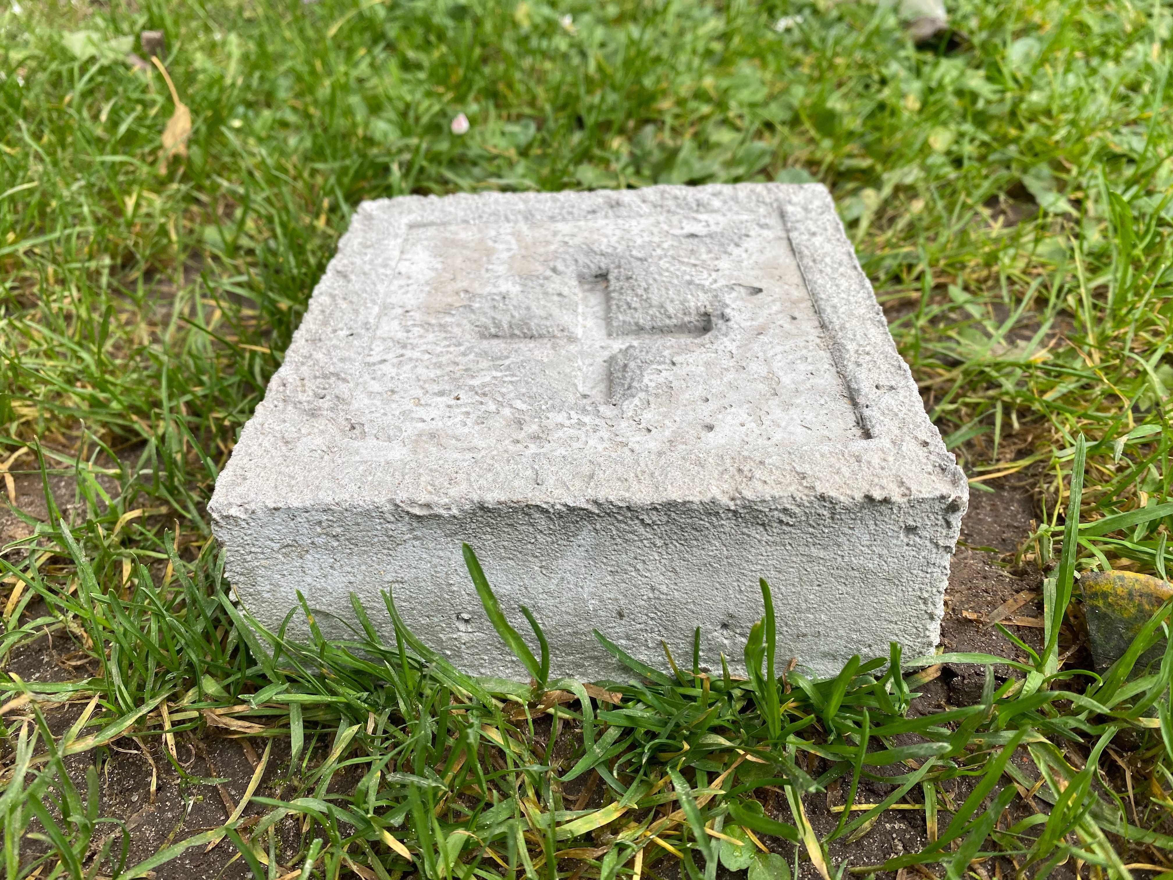 Słupek Geodezyjny/Kamienie graniczne, zawibrowane
