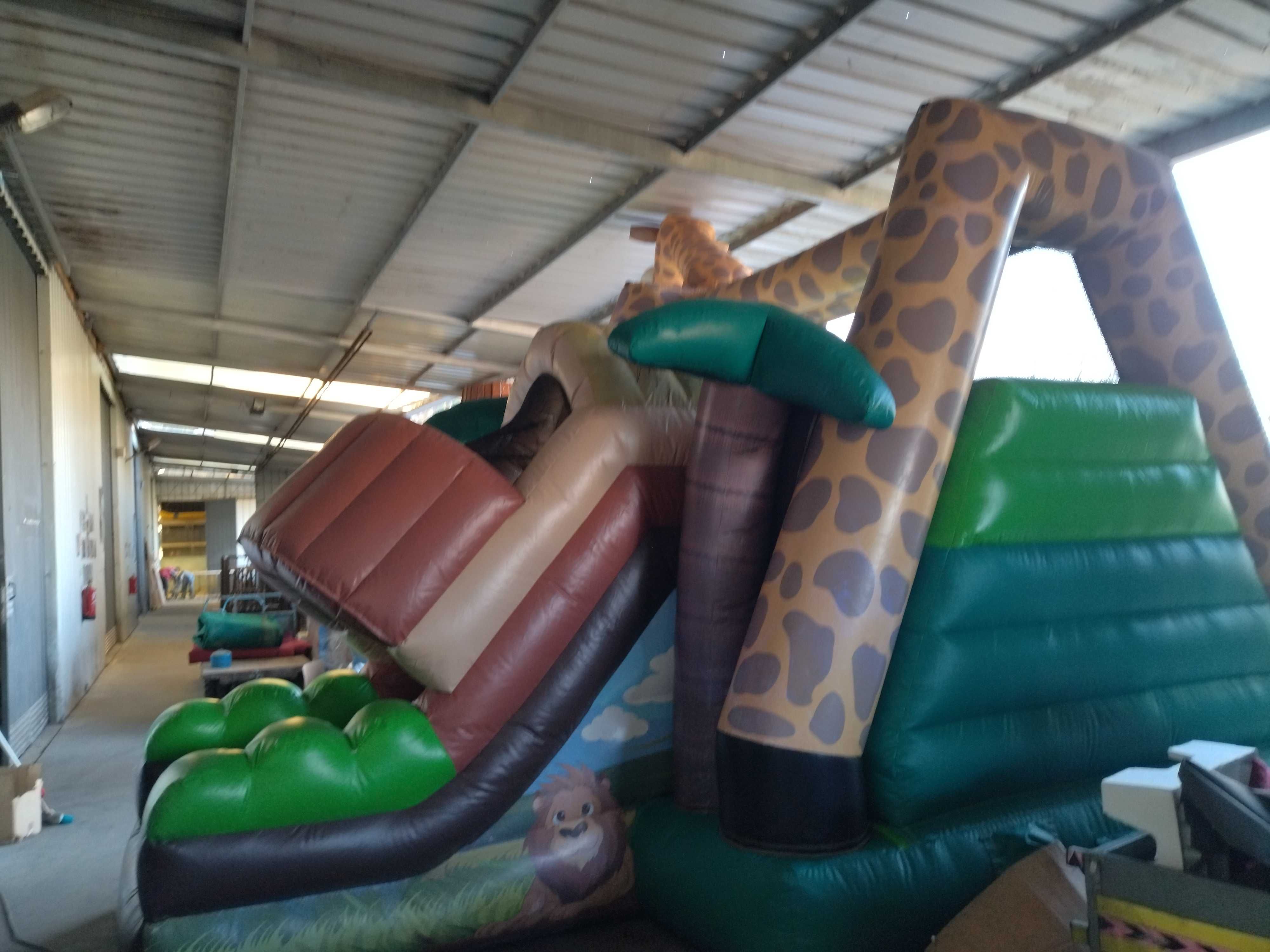 Insuflável Jungle (CxLxA): 5,80 x 5,50 x 5,50 M