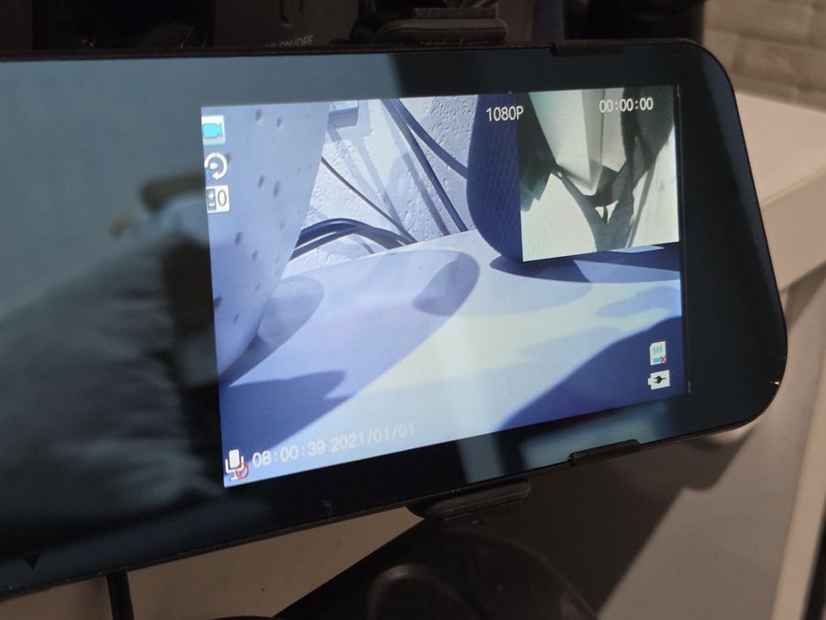 Відеореєстратор вбудований в дзеркало заднього виду з камерою