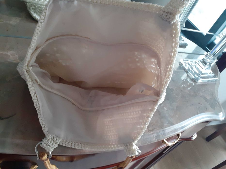 Mala bordada com pega em madeira