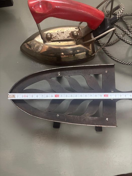 Zabytkowa podstawka pod żelazko