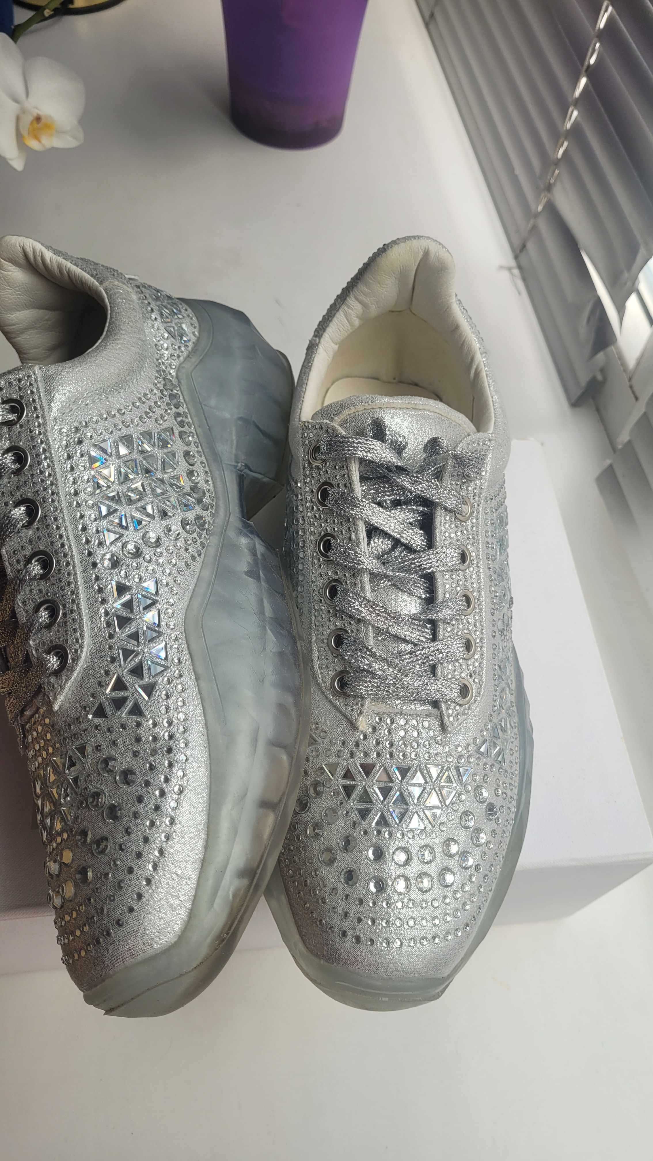 Серебряные кроссовки с кристаллами