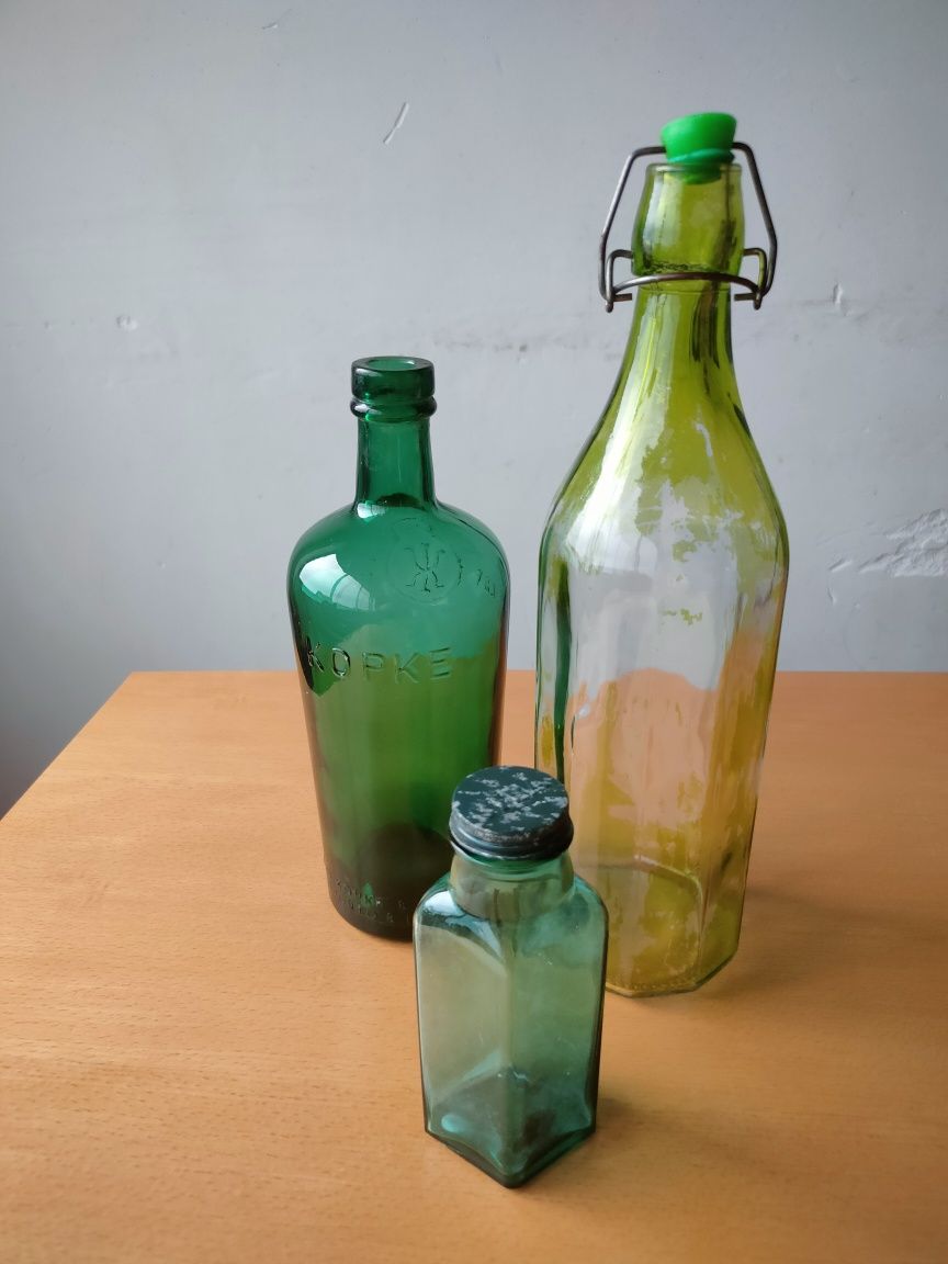 Garrafas de vidro verde antigas.