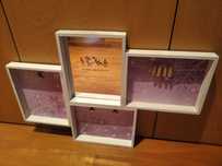 Painel de parede decorativo com espelho e porta-fotos