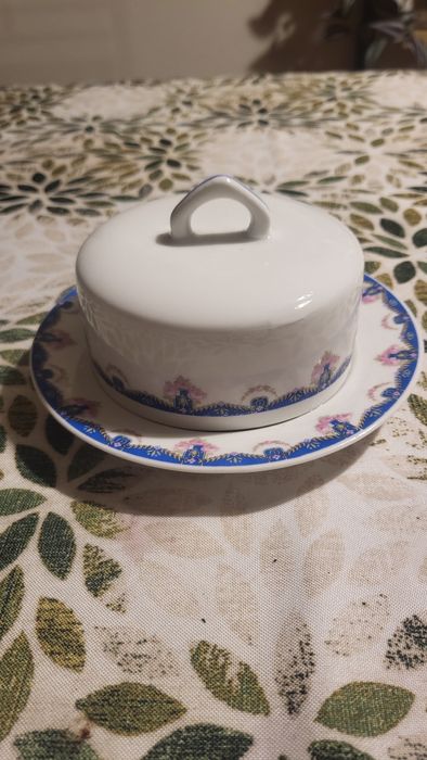 Conjunto Vista Alegre com Pires, manteigueira, travessa e terrina