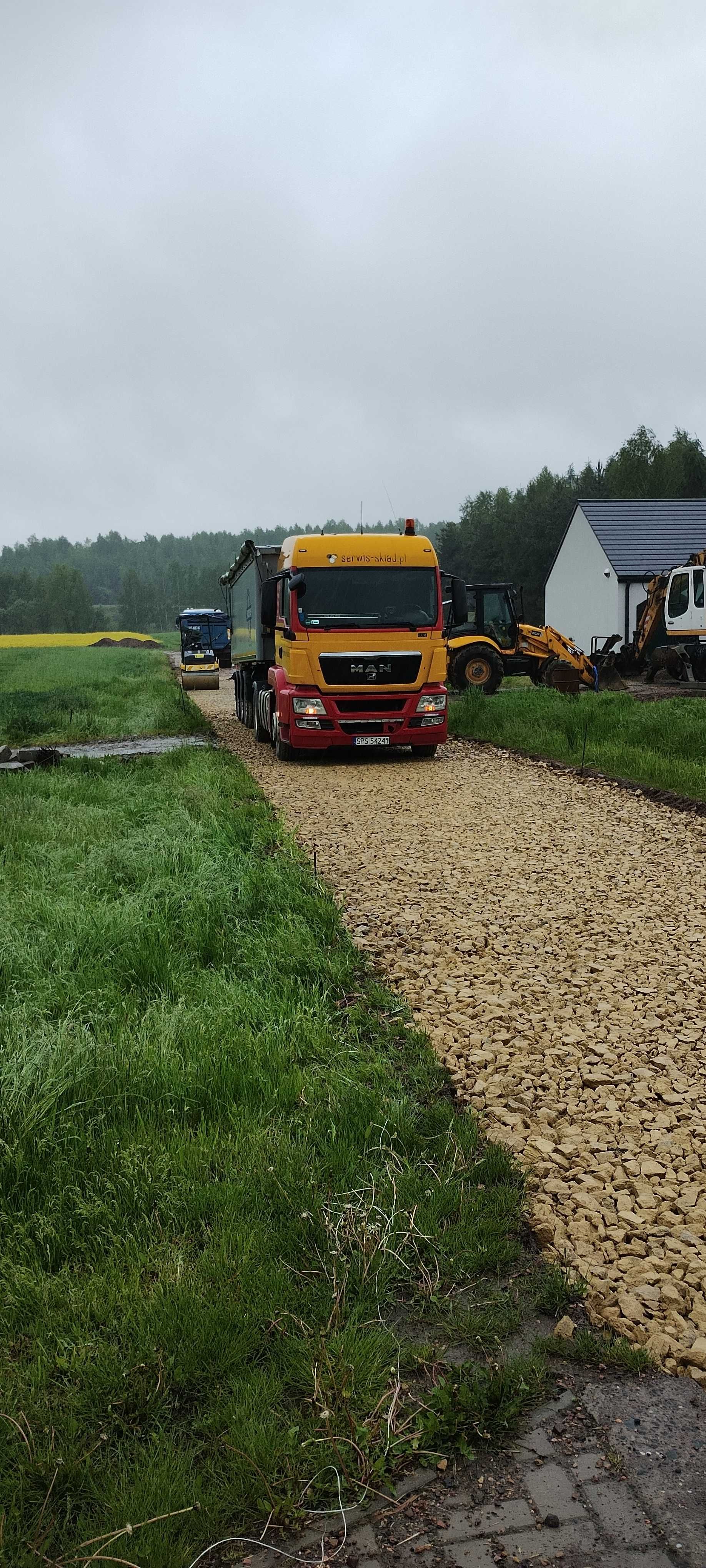 Roboty ziemne/ kruszywa/transport/droga/kamień/czteroośka/koparka