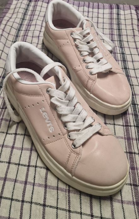 Buty dla dziewczynki lub pani sneakersy łososiowe jasnoróżowe Levis sk