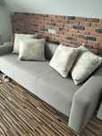 Sofa skladana z poduchami.