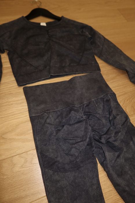 Сірий спорткостюм S, ідеальна посадка та push-up ефект.