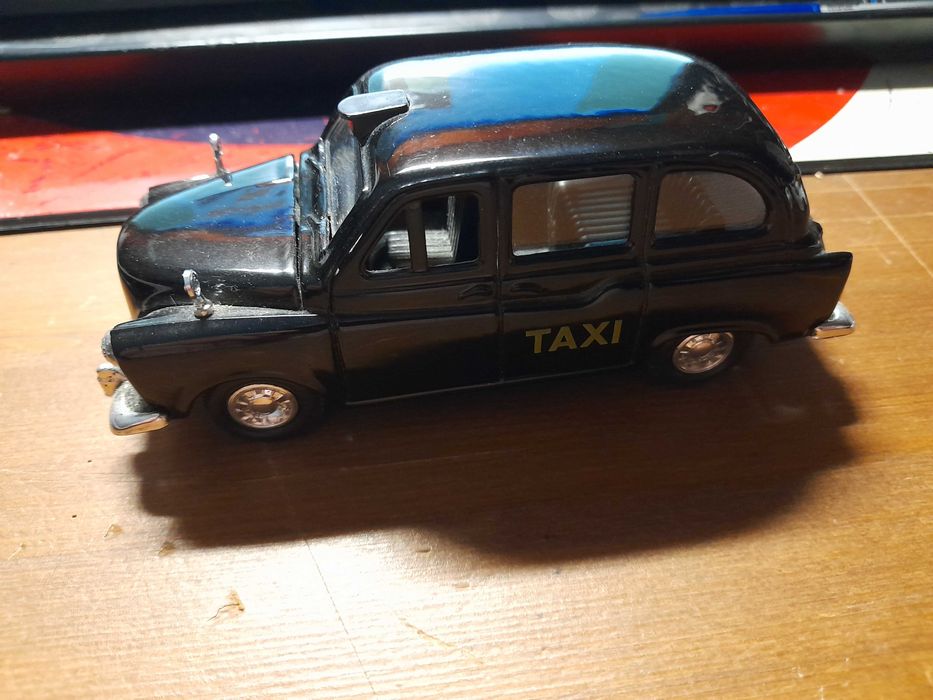 Pack  10 táxis  miniatura 12cm em metal em bom estado, várias cidades.