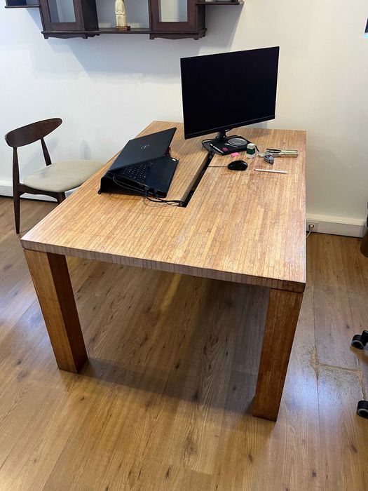 Secretária em madeira com espaço para cabos