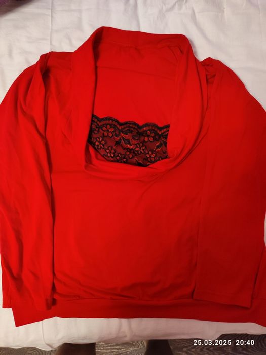Красный свитер с гипюровой вставкой.