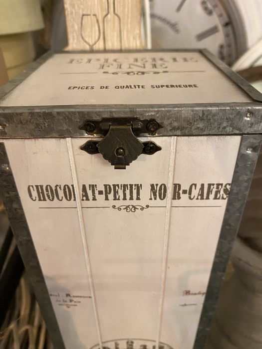 Drewniane pudełko na wino w stylu vintage.