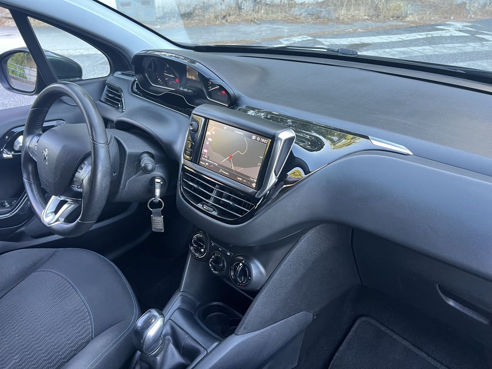 Peugeot  208 1.2 Signature 83cv Nacional 1 dono