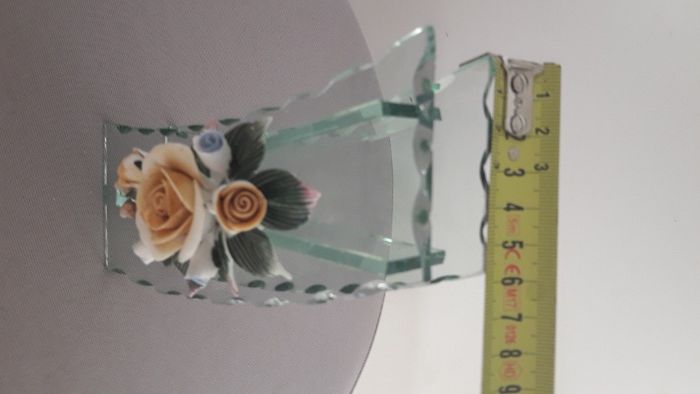 Jarrinha em vidro recortado com aplique floral - peça decorativa