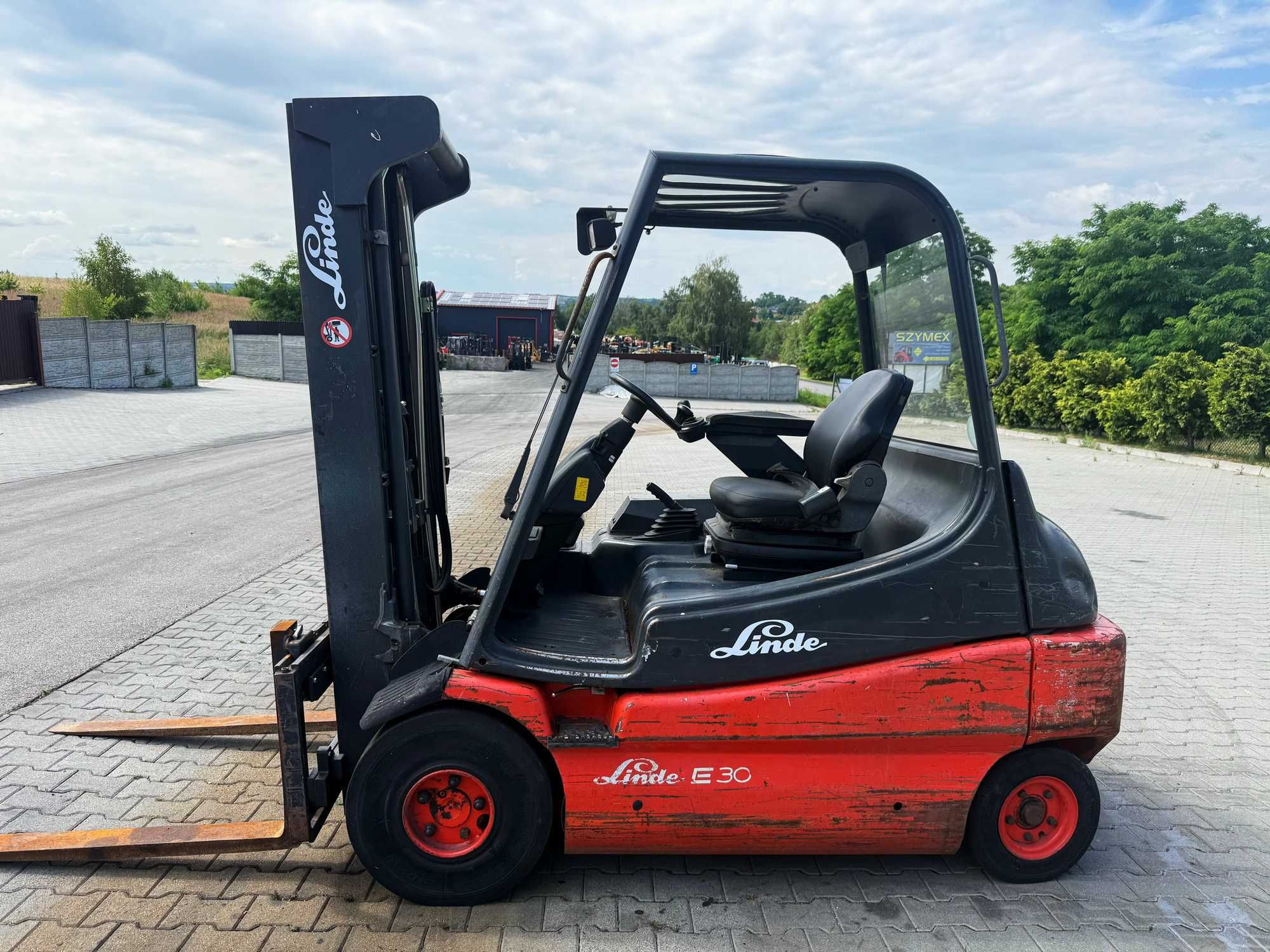 wózek widłowy elektryczny LINDE E30 wolny skok przesuw boczny 3000kg