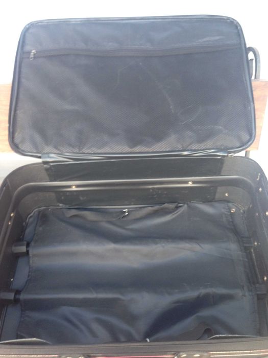 Чемодан 69х45х21 см, 69х49х25 в хорошем состоянии.