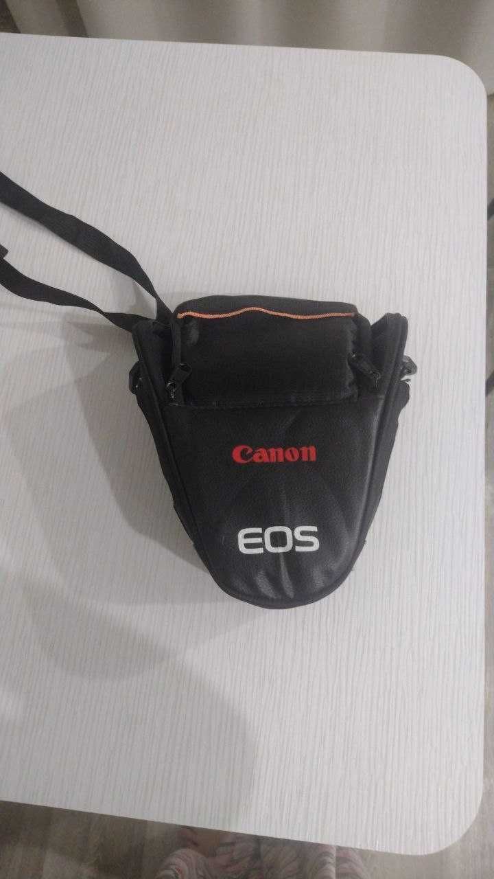 Продам фотоаппарат Canon EOS 2000D