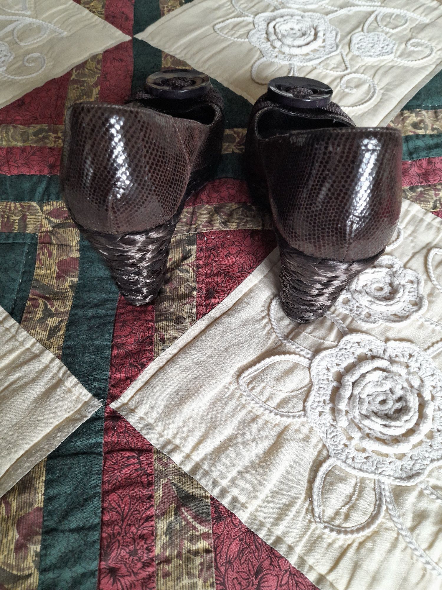 Sapatos castanhos em pele, aberto a frente de cunha em ráfia castanha
