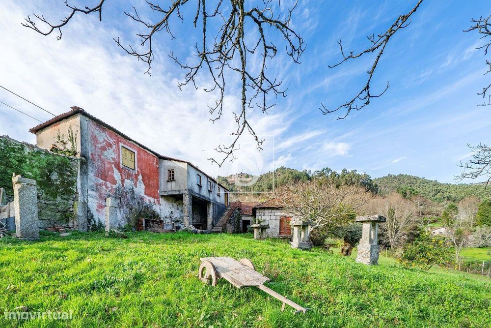 Moradia para restauro junto ao centro de Vieira do Minho