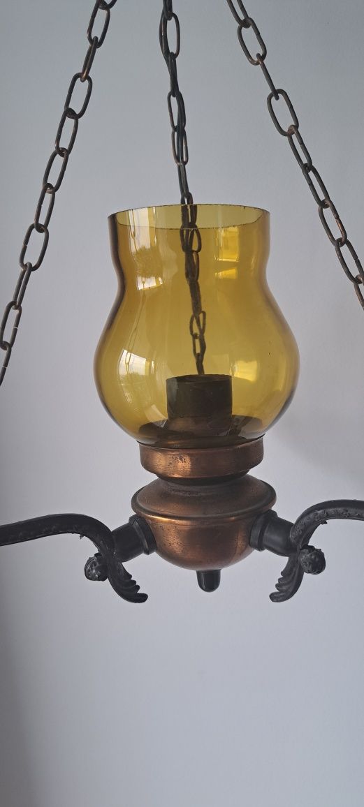 Lampa z czasów PRL z miodowym kloszem, w antycznym stylu