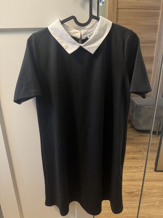 Czarna sukienka z białym kołnierzykiem Pull&Bear S