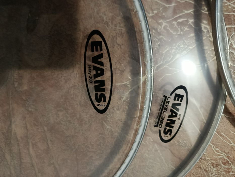 Продам пластік EVANS 14" пара
