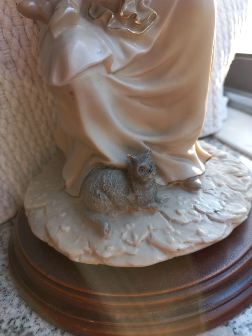 Estatueta "Mãe amamentando o filho" em marfinite