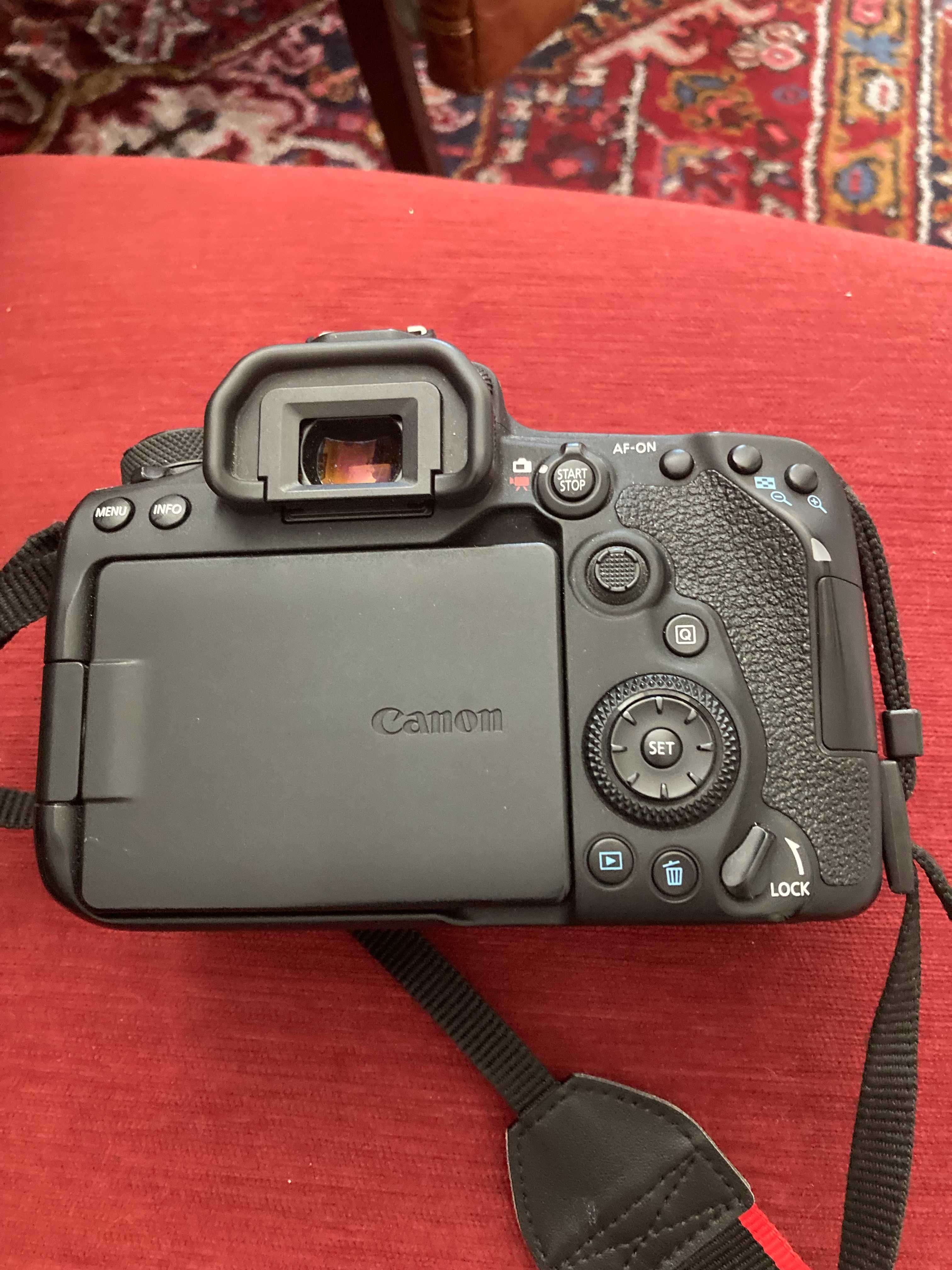 Máquina fotográfica Canon 90 D e objetivas