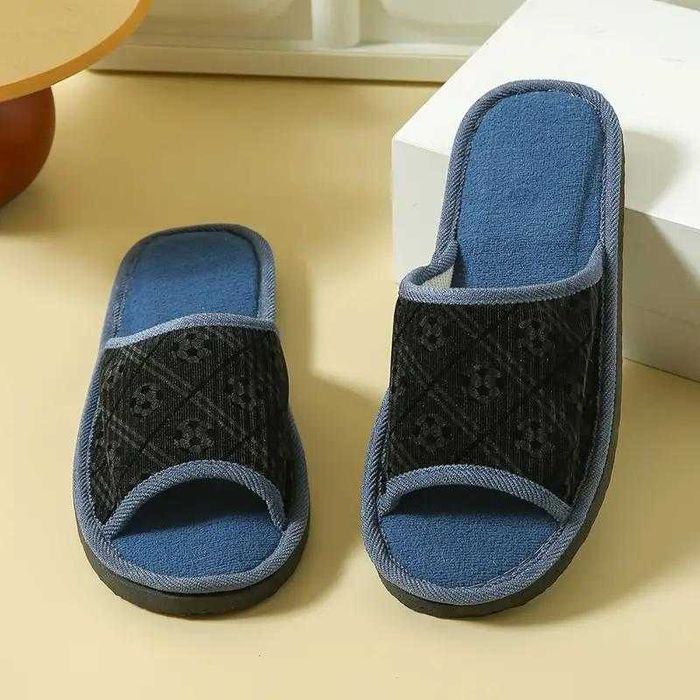 Відкриті капці для чоловіків, зручні для ходьби у приміщенні влітку.
