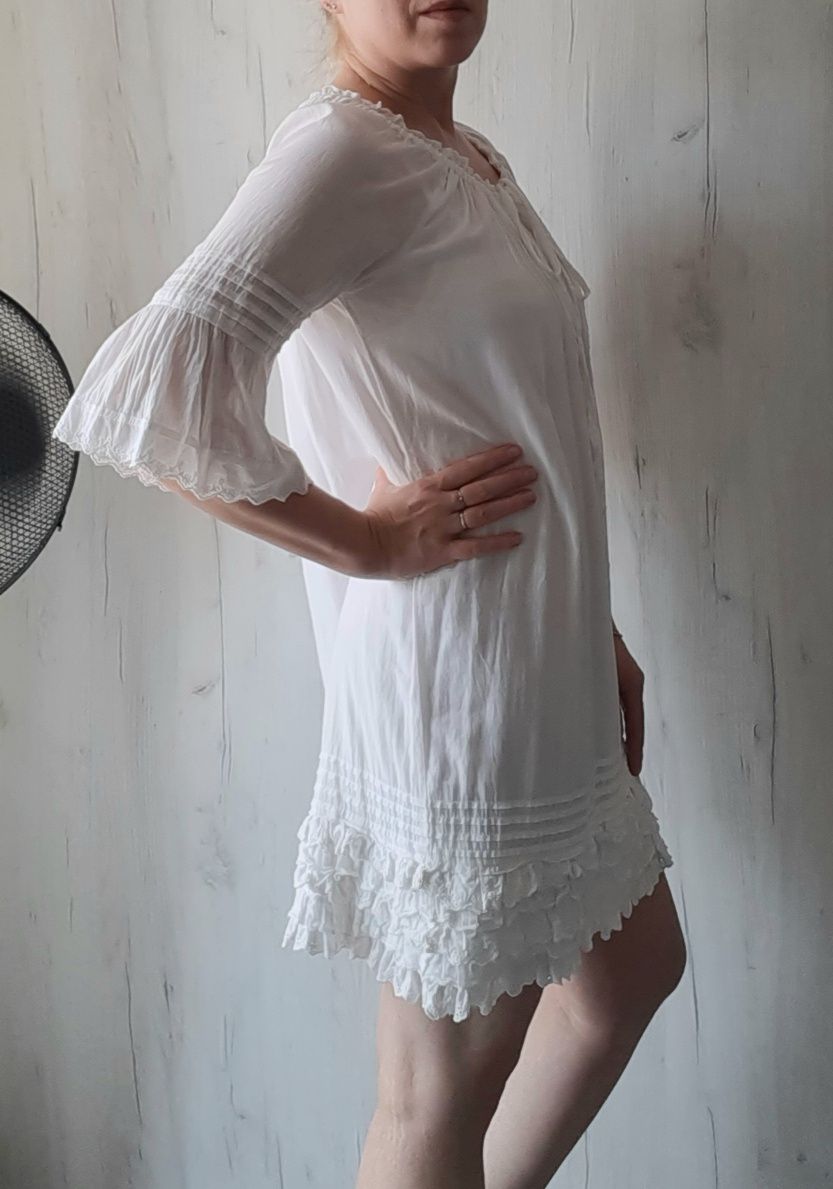 Biała sukienka z falbankami