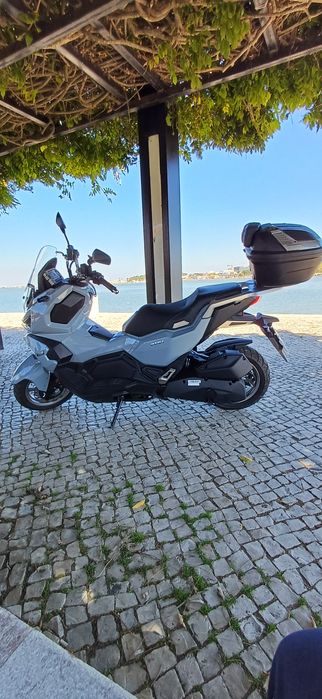 Sym ADX 125 com topcase incluído e garantia até 12/2029.