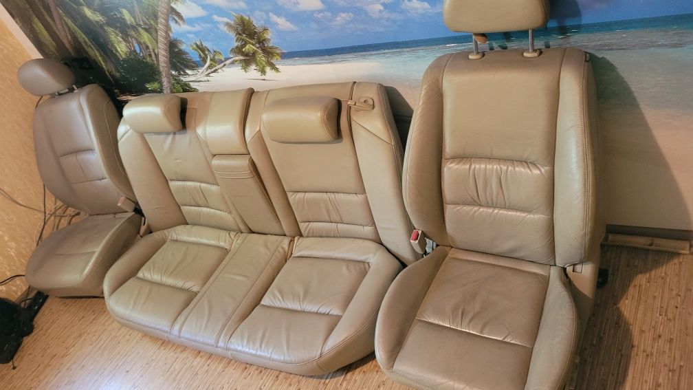 Светлый салон сидения Nissan Camry